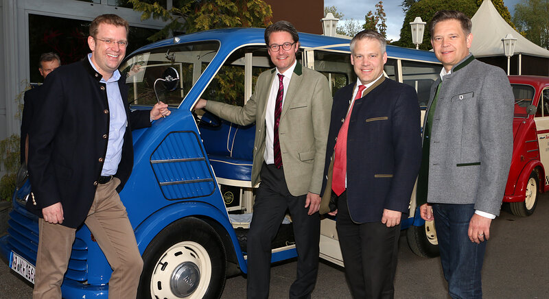 Junge Politiker und altes Auto; Foto: Stefan Eberl