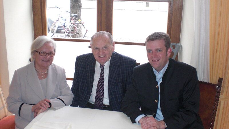 Jubilar Hans Hagn sen. mit Gattin und MdB Dr. Reinhard Brandl