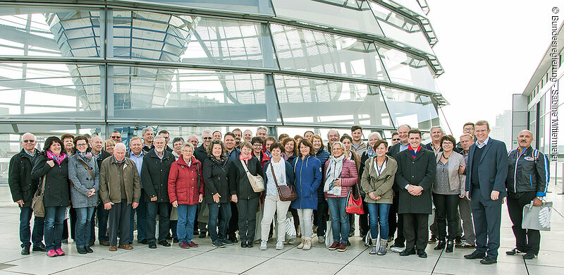Reinhard Brandl mit seinen Gästen vor der Reichstagskuppel