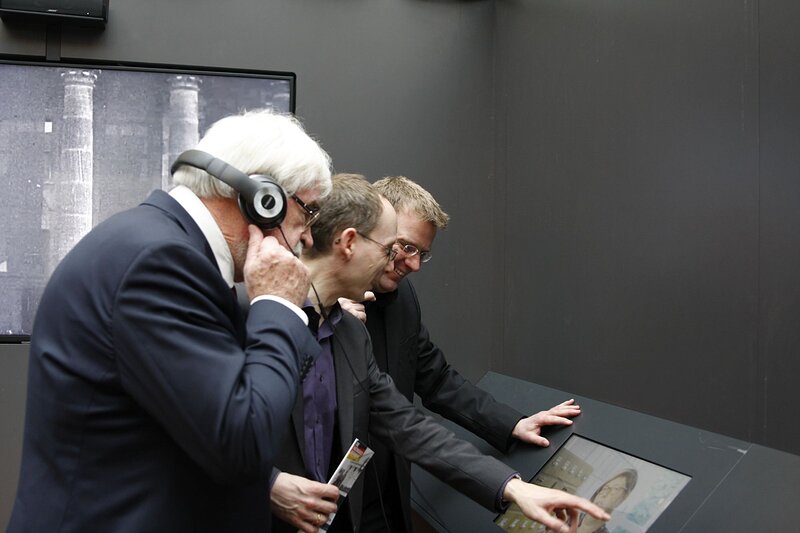 Stephan Zänker erläutert Dr. Brandl und Dr. Schumann Teile der Ausstellung; Foto: Ben