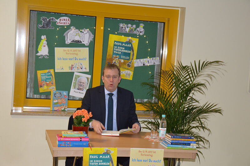 Reinhard Brandl liest an der Grundschule Gerolfing