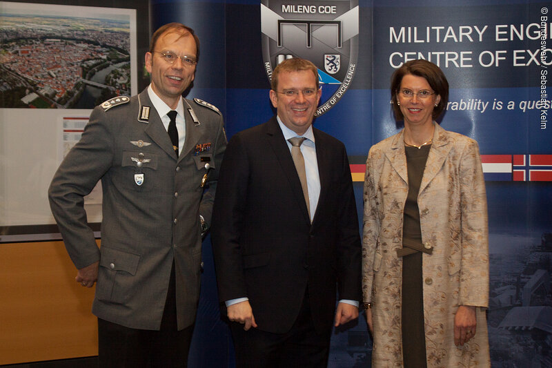 Oberst Niels Janeke, MdB Dr. Reinhard Brandl und Frau Dr. Kristiane Janeke; Foto: Bundeswehr