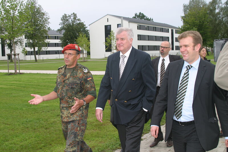 Ministerpräsident Horst Seehofer und MdB Dr. Reinhard Brandl beim Kasernenrundgang
