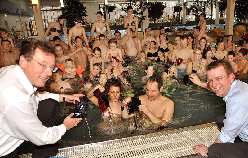 Oberbürgermeister Dr. Bernhard Gmehling und MdB Dr. Reinhard Brandl beim "Geldbeutelwaschen" im Parkbad; Foto: Xaver Habermeier