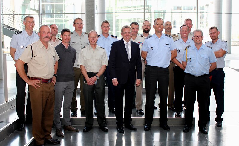 Reinhard Brandl mit den Gästen des Military Engineering Centre of Excellence