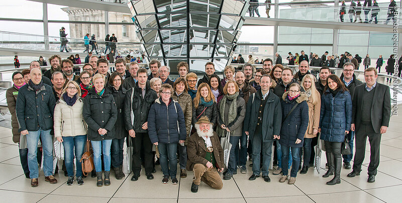MdB Dr. Reinhard Brandl mit seinen Gästen auf der Reichstagskuppel