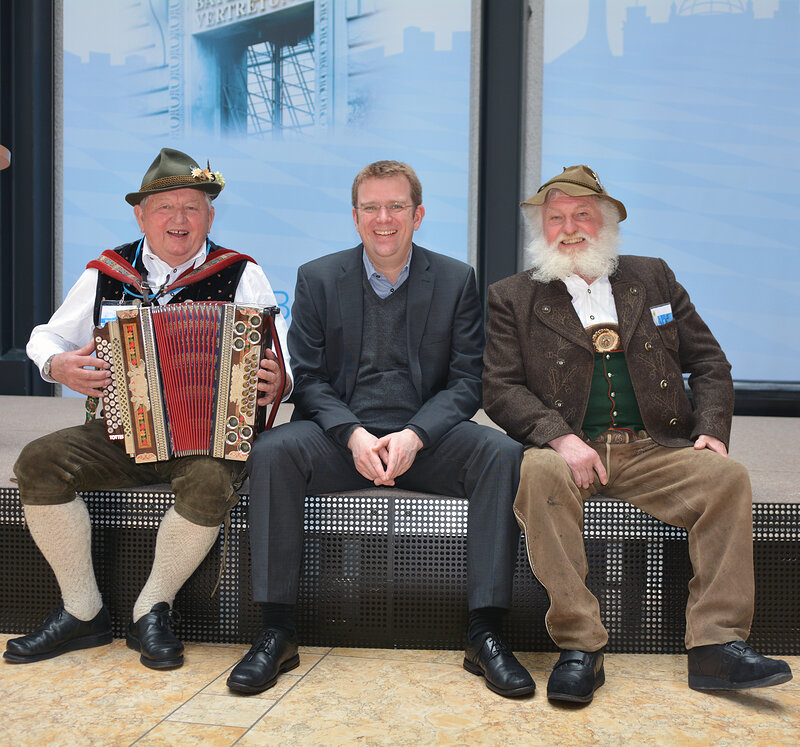 Hans Ettinger (links) und Emil Ludwig Mayer (rechts) mit Reinhard Brandl in der Landesvertretung Bayern