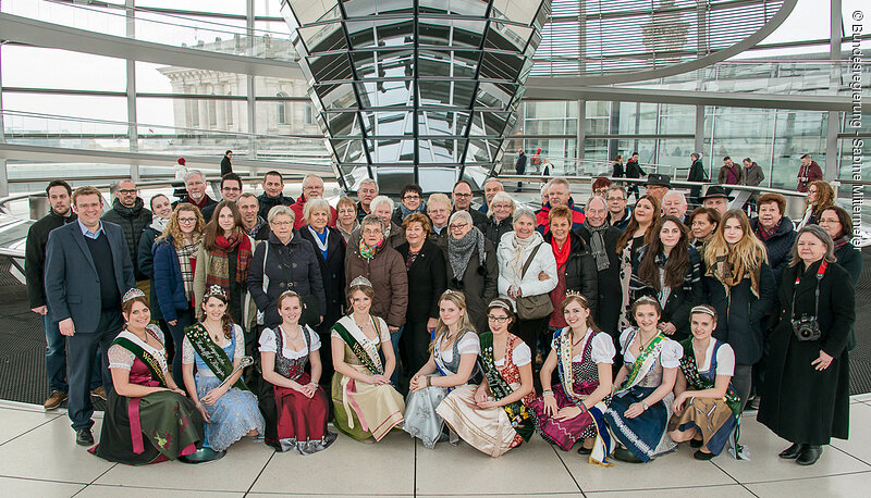 Die Besuchergruppe auf der Reichstagskuppel