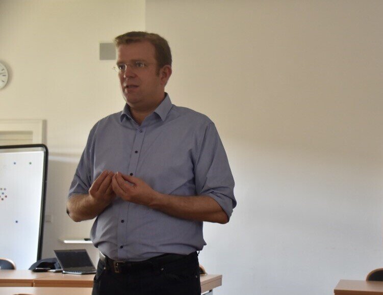 Reinhard Brandl am Descartes Gymnasium; Foto: Andreas Baumer