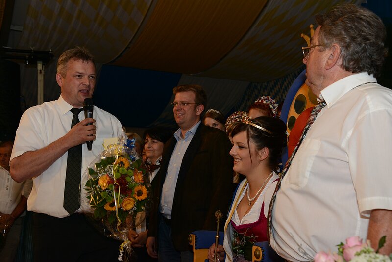 Landrat Roland Weigert und MdB Dr. Reinhard Brandl gratulieren der Spargelkönigin
