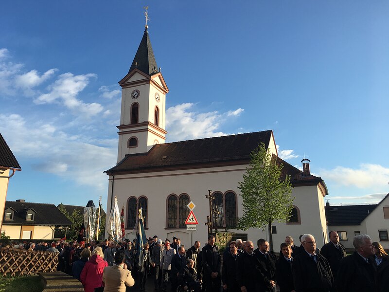 Gedenkumzug an der Kirche Hausen