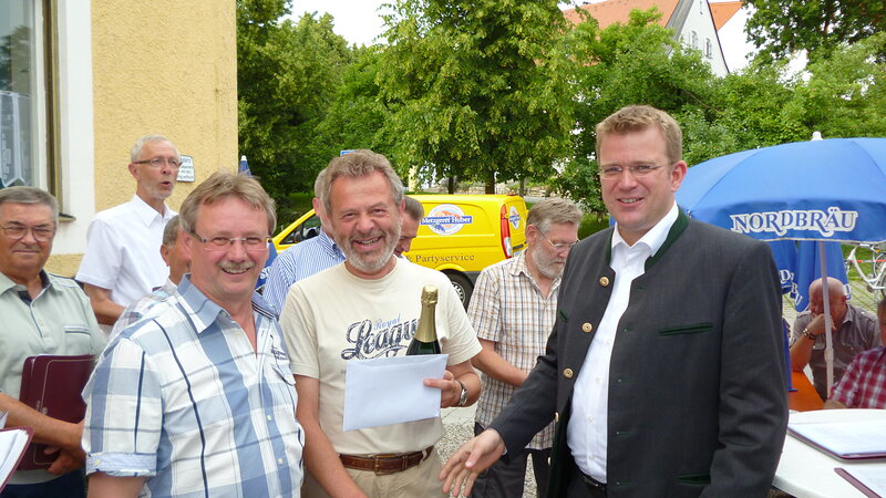 Robert Schidlmeier begrüßt Reinhard Brandl in Oberhaunstadt