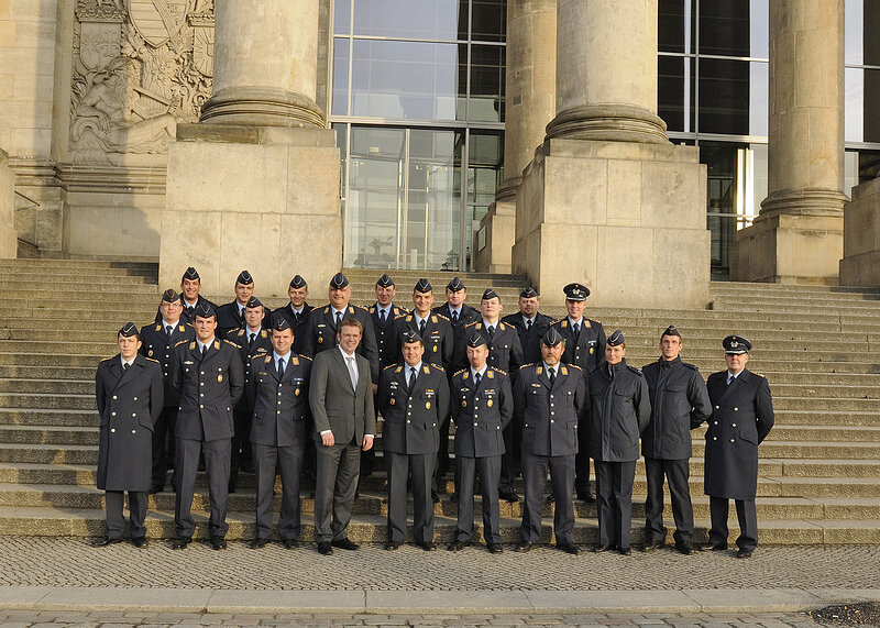 Reinhard Brandl mit den Gästen vor dem Reichstag