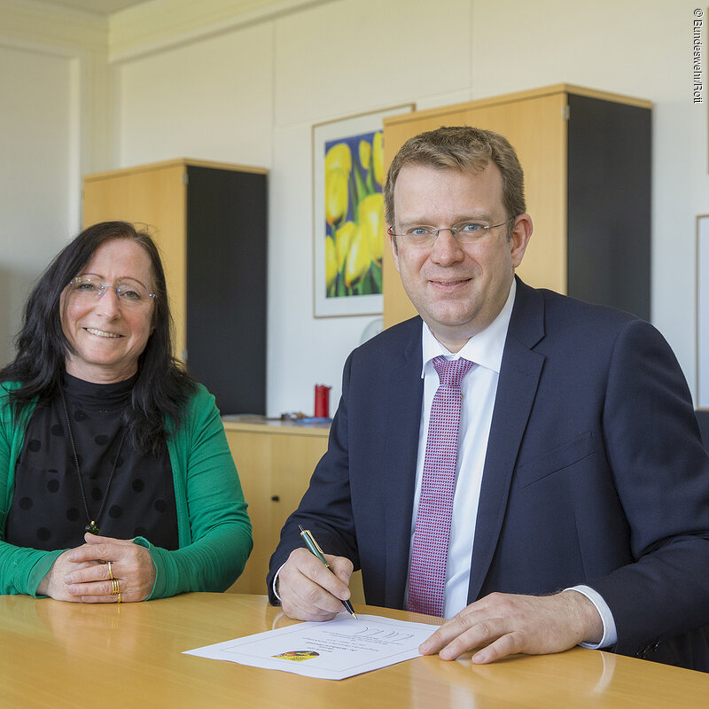 Die Präsidentin des Bundesamtes für Infrastruktur, Umweltschutz und Dienstleistungen der Bundeswehr (BAIUDBw), Ulrike Hauröder-Strüning, und Herr Mitglied des Deutschen Bundestages (MdB) Dr. Reinhard Brandl.