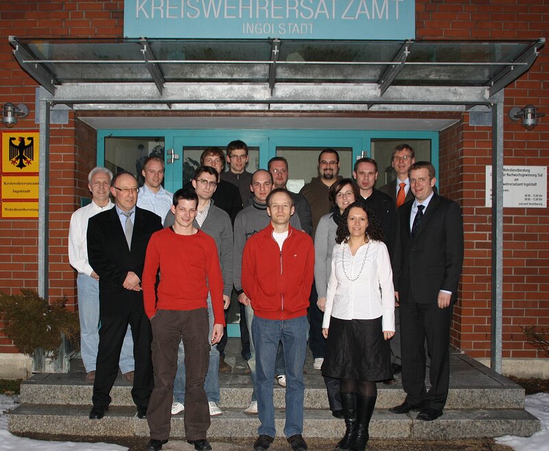 Die JU-Gruppe vor dem Kreiswehrersatzamt Ingolstadt