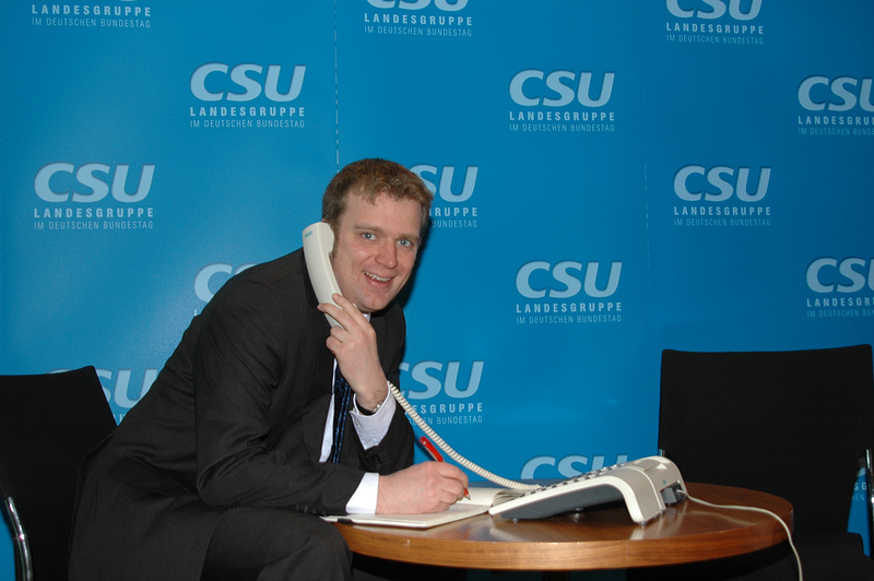 Reinhard Brandl beantwortet Fragen an der CSU-Telefonhotline