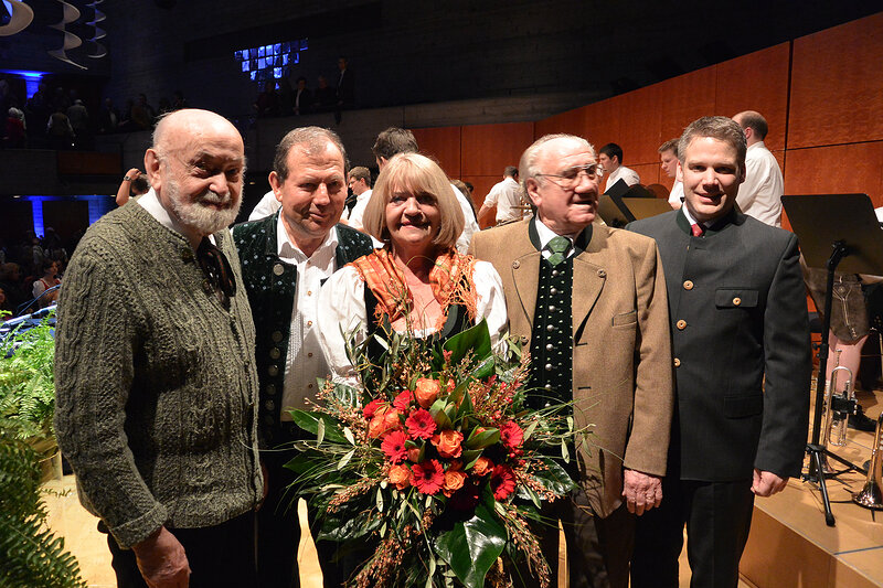 Brigitte Fuchs und Dr. Christian Lösel mit den Turmschreibern       Foto: blickpunkt