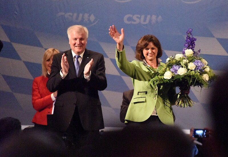 Ministerpräsident Horst Seehofer gratuliert Ilse Aigner zur ihrer Wahl zur Vorsiteznden des CSU-Bezirksverbandes Oberbayern