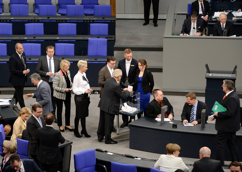 Dr. Brandl kurz vor der Stimmabgabe (c) Deutscher Bundestag / Achim Mende