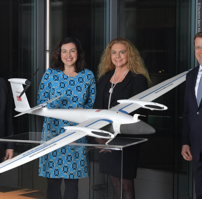 <p>(Berlin, 17.01.2019) In Ingolstadt soll der Einsatz von  Fluggeräten für die urbane Mobilität erforscht werden. Auch die  Deutsche Bahn beteiligt sich jetzt am Modellprojekt „Urban Air  Mobility“, das von der EU-Kommission unterstützt wird. Die  Staatsministerin für Digitalisierung Dorothee Bär, DB-Vorstand für  Digitalisierung und Technik Prof. Dr. Sabina Jeschke und der  Oberbürgermeister von Ingolstadt Dr. Christian Lösel  unterzeichneten eine entsprechende Absichtserklärung. In  Modellversuchen sollen Einsatz von Drohnen und Flugtaxis sowie die  erforderlichen Rahmenbedingungen untersucht werden. Für die DB  liegt das Potential von Drohnen vor allem in einer schnelleren und  effizienteren Inspektion ihres Streckennetzes. (rechts im Bild: Dr.  Reinhard Brandl, CSU-Bundestagsabgeordneter für den Wahlkreis  Ingolstadt)</p>