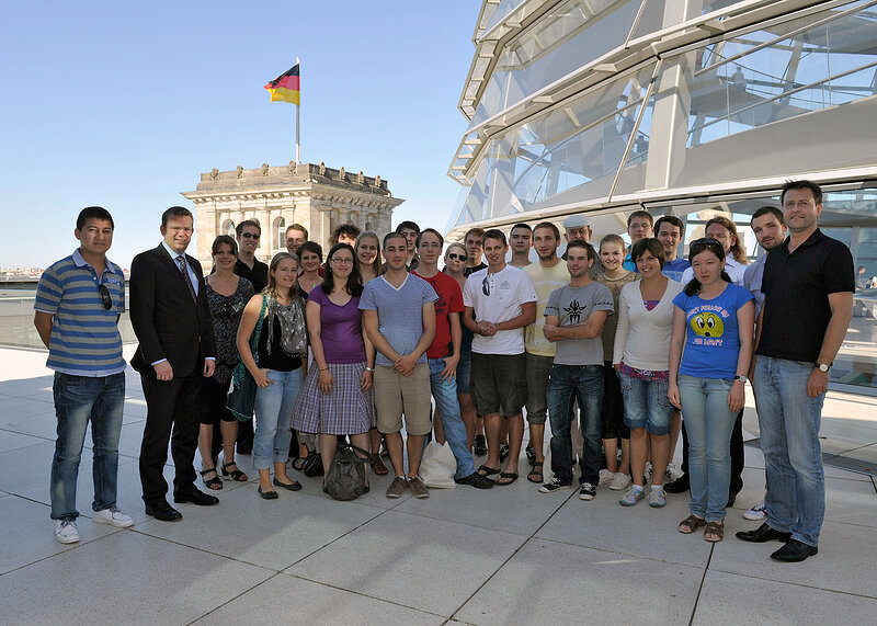 Reinhard Brandl mit den Studenten der Uni Eichstätt und Walter Eiesenhart auf der Reichstagskuppel