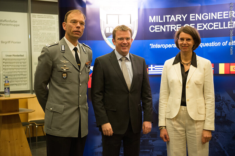 Oberst Ni3els Janeke, MdB Dr. Reinhard Brandl und Frau Dr. Kristiane Janeke