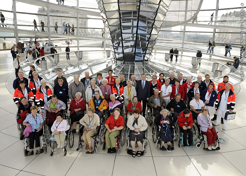Reinhard Brandl mit der Besuchergruppe des Malteser Hilfsdienstes auf der Reichstagskuppel