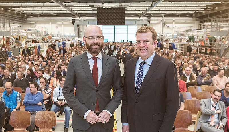Beriebsratsvorsitzender Thomas Pretzl und Dr. Reinhard Brandl MdB bei der Airbus-Betriebsversammlung; Foto: Airbus