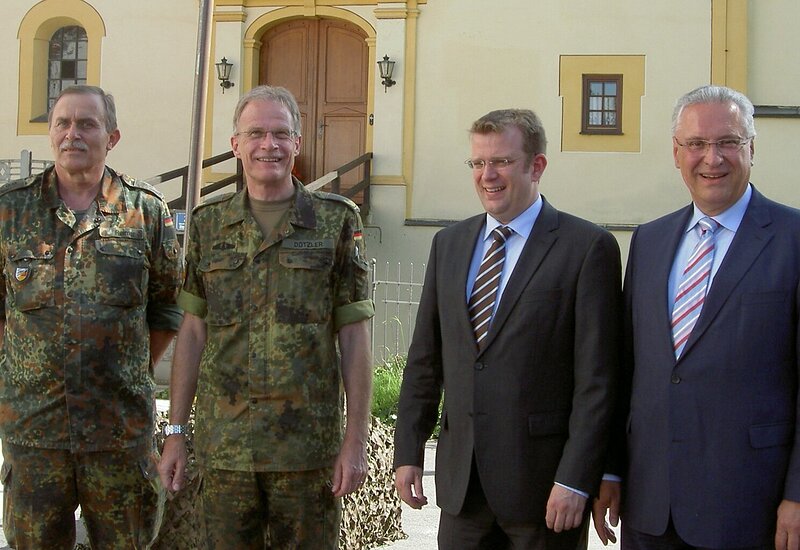 Oberst Reimer, Brigadegeneral Helmut Dotzler, MdB Dr. Reinhard Brandl, Innenminister Joachim Hermann; Foto: St. Zrenner