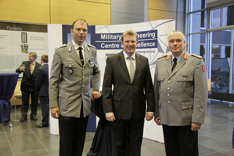 v.l.:  Oberst Niels Janeke, MdB Dr. Reinhard Brandl, Brigadegeneral Heiko Krogmann