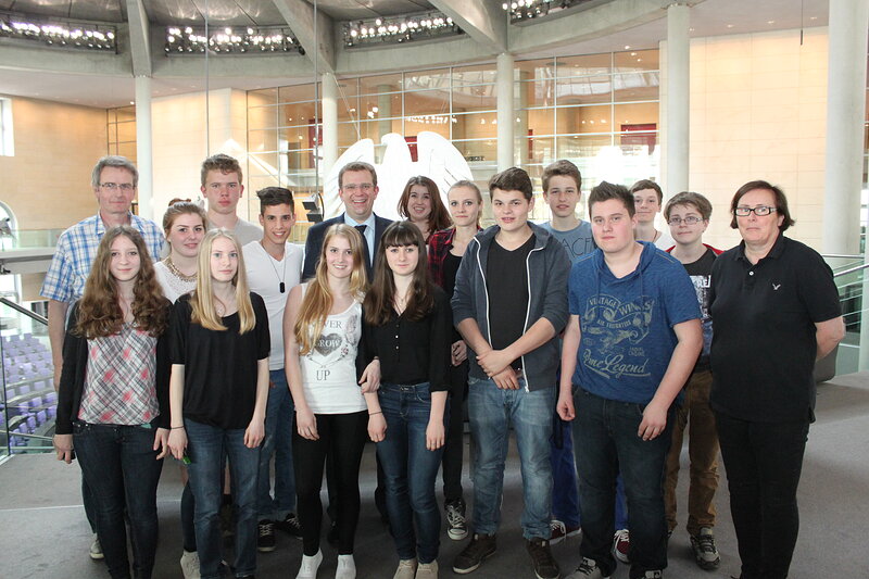 Die Schülerinnen und Schüler der Johann-Michael-Sailer-Schule mit MdB Dr. Reinhard Brandl vor dem Plenarsaal