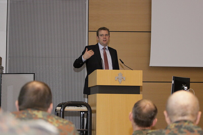 Reinhard Brandl bei seinem Vortrag