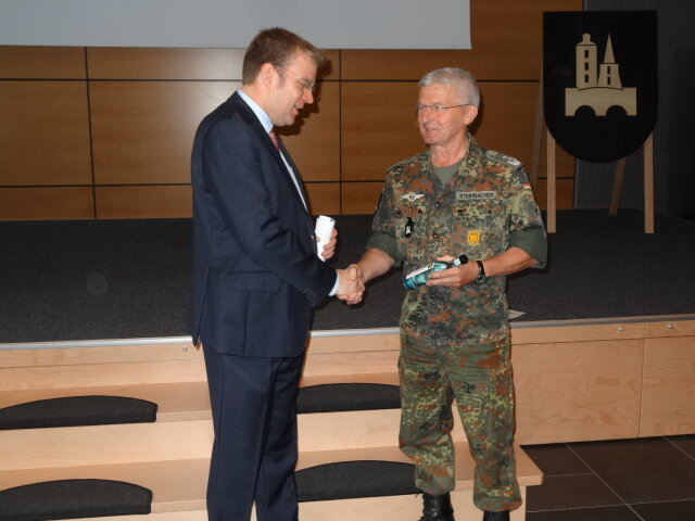 Oberst d. Res. Bertram Steinbacher bedankt sich bei MdB Dr. Reinhard Brandl