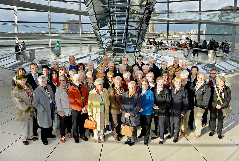 Reinhard Brandl mit den Gästen auf der Reichstagskuppel