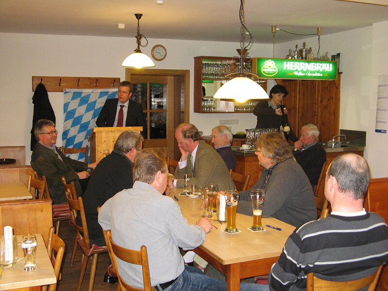 Der Abgeordnete bei seinem Vortrag im Gasthaus Schwarzbauer