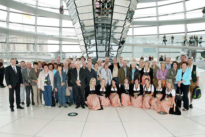 Reinhard Brandl mit seinen Gästen aufd er Reichstags-Kuppel