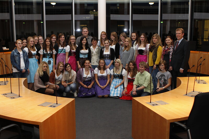 Reinhard Brandl mit den Schülerinnen der Gnadenthal Realschule Ingolstadt