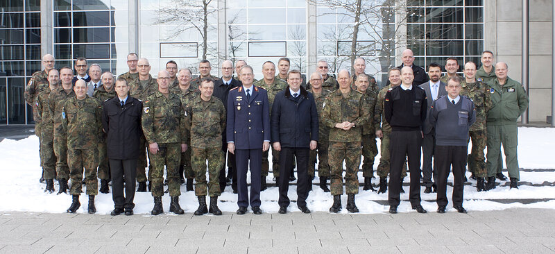 Brigadegeneral Helmut Dotzler und MdB Dr. Reinhard Brandl mit den Führungskräften der Bundeswehr