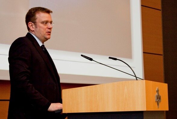 MdB Dr. Reinhard Brandl bei seinem Vortrag