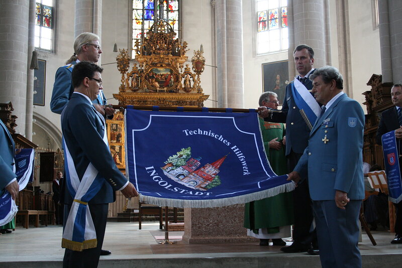 Die neue Fahne desTHW wurde im Ingolstädter Münster geweiht