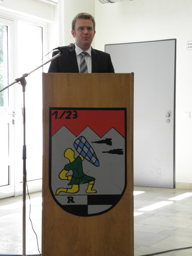 MdB Dr. Reinhard Brandl bei seinem Grußwort in der Otto-Liliental-Kaserne