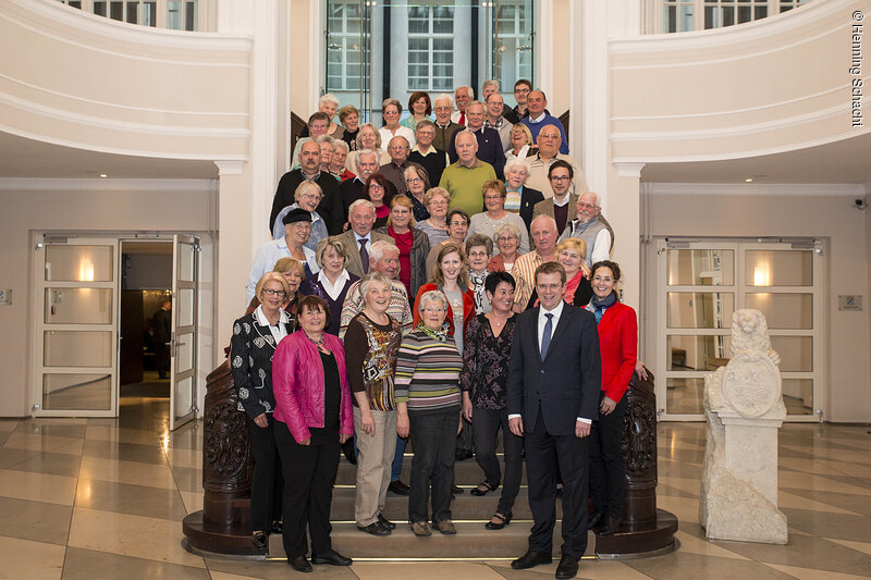 Die Gäste von Staatsministerin C. Haderthauer mit MdB Dr. Reinhard Brandl in der Landesvertretung Bayern; Foto: Henning Schacht