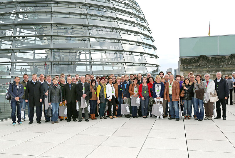 Die Besuchergruppe mit Reinhard Brandl auf der Kuppel des Reichstagsgebäudes