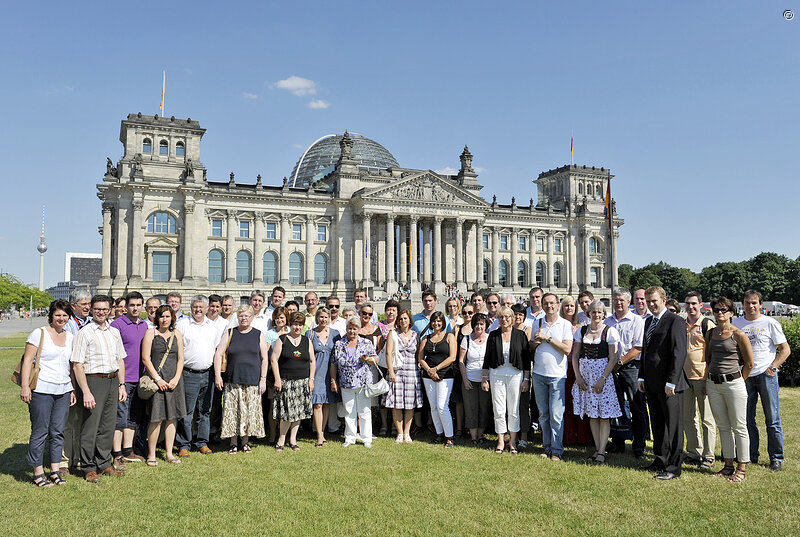 Reinhard Brandl mit der Besuchergruppe vor dem Reichstag