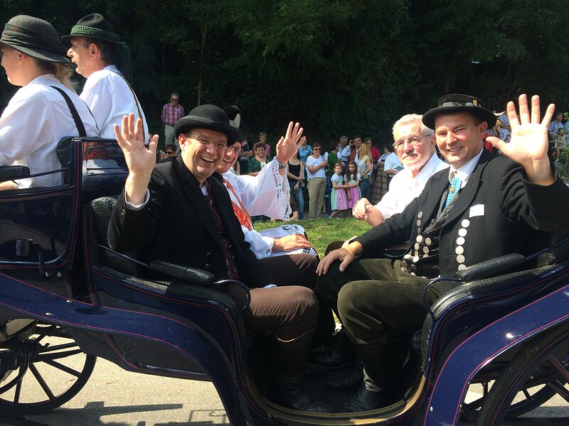 MdB Dr. Reinhard Brandl und Bürgermeister Günther Gamisch in der Festkutsche