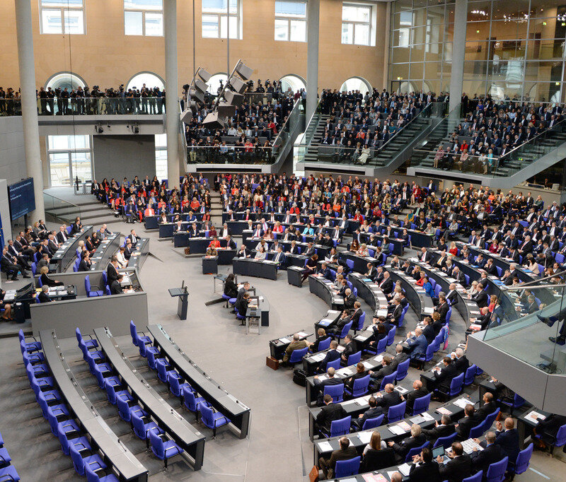 Konstituierende Sitzung des 19. Deutschen Bundestages am 24. Oktober 2017. 1. Sitzung zur Wahl des Bundestagspräsidenten und der stellvertretenden Bundestagsvizepräsidenten. Alterspräsident Hermann Otto Solms, FDP, eröffnet die Sitzung. Dr. Wolfgang Schäuble, CDU/CSU, wird zum Bundestagspräsidenten gewählt. Thomas Oppermann, SPD, Wolfgang Kubicki, FDP, Claudia Roth, Bündnis 90/Die Grünen, Petra Pau, DIE LINKE, und Dr. Hans-Peter Friedrich, CDU/CSU, werden zu Stellvertretern gewählt. Albrecht Glaser, AfD, wird in drei Wahlgängen nicht gewählt., Deutscher Bundestag, Bundestagspräsident, Präsident, Bundestagsvizepräsident, Bundestagsvizepräsidentin, Wahl, Übersicht.Ordnungsnummer: 3950983Ereignis: Konstituierende Sitzung, Wahl Bundestagspräsident, Wahl BundestagsvizepräsidentGebaeude: Reichstagsgebäude, PlenarsaalFotograf: Achim MeldeBildnachweis: Deutscher Bundestag/Achim MeldeNutzungsbedingungen: http://www.bundestag.de/wissen/archiv/sachgeb/bilda/bildnutz.htmlEs werden nur einfache Nutzungsrechte eingeräumt, die ein Recht zur Weitergabe der Nutzungsrechte an Dritte ausschließen