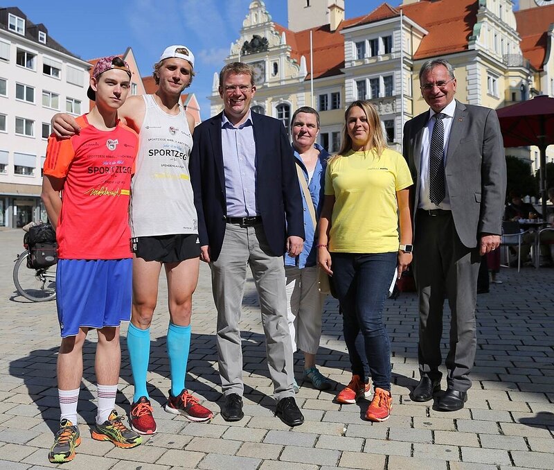 Reinhard Brandl und Paul Lehrieder verabschieden Benjamin Ziegaus; Foto: Stefan Bösl