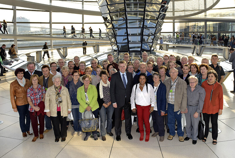 Reinhard Brandl mit seinen Gästen auf der Kuppel des Reichstages
