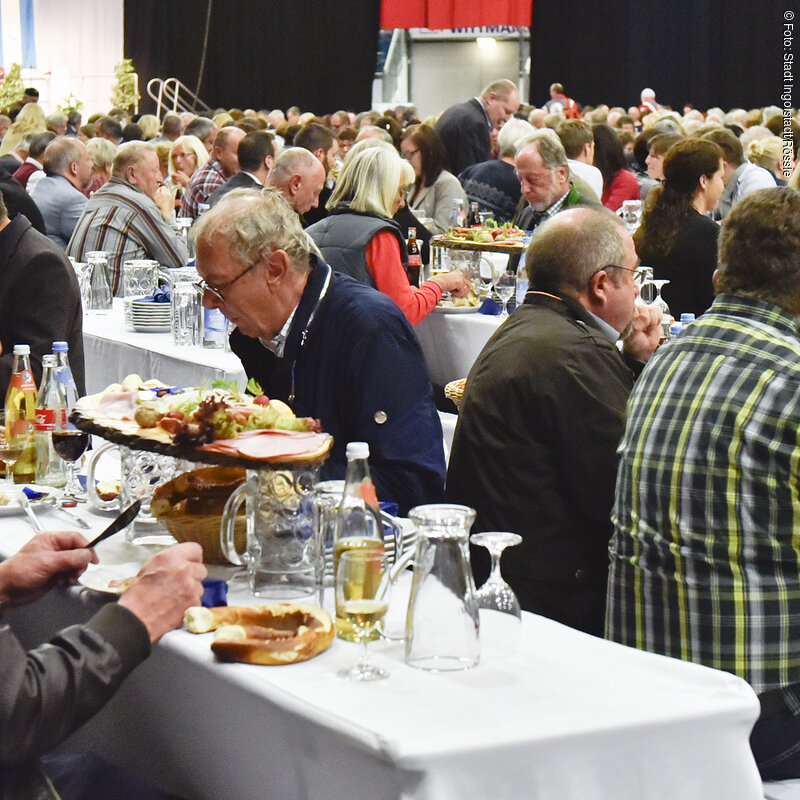 Unsere Stadt lebt entscheidend vom ehrenamtlichen Engagement vieler Menschen – ganz gleich ob im sozialen oder gesellschaftlichen Bereich, auf kulturellem Gebiet, im Sport oder in den Religionsgemeinschaften.Um den Ehrenamtlichen für ihr Engagement den Dank der Stadt auszusprechen, wird Oberbürgermeister Dr. Christian Lösel zum traditionellen „Abend des Ehrenamtes“ einladen.