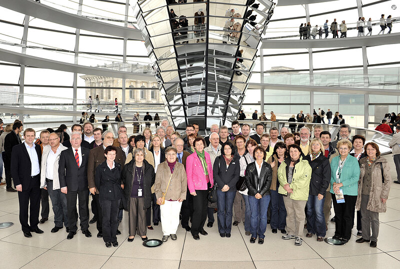 R. Brandl mit seinen Gästen auf der Glaskuppel des Reichstages